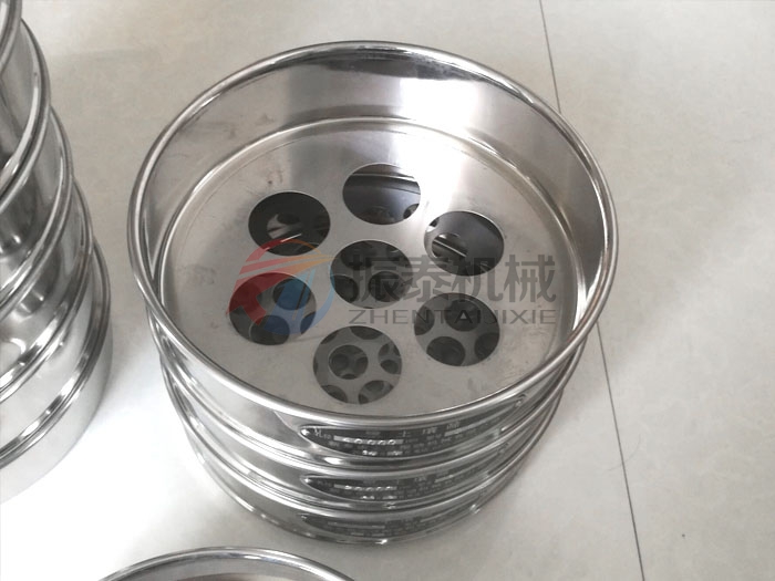 标准土壤筛也被称为土壤筛，土壤检验筛，土壤分析筛，土壤振筛机等等